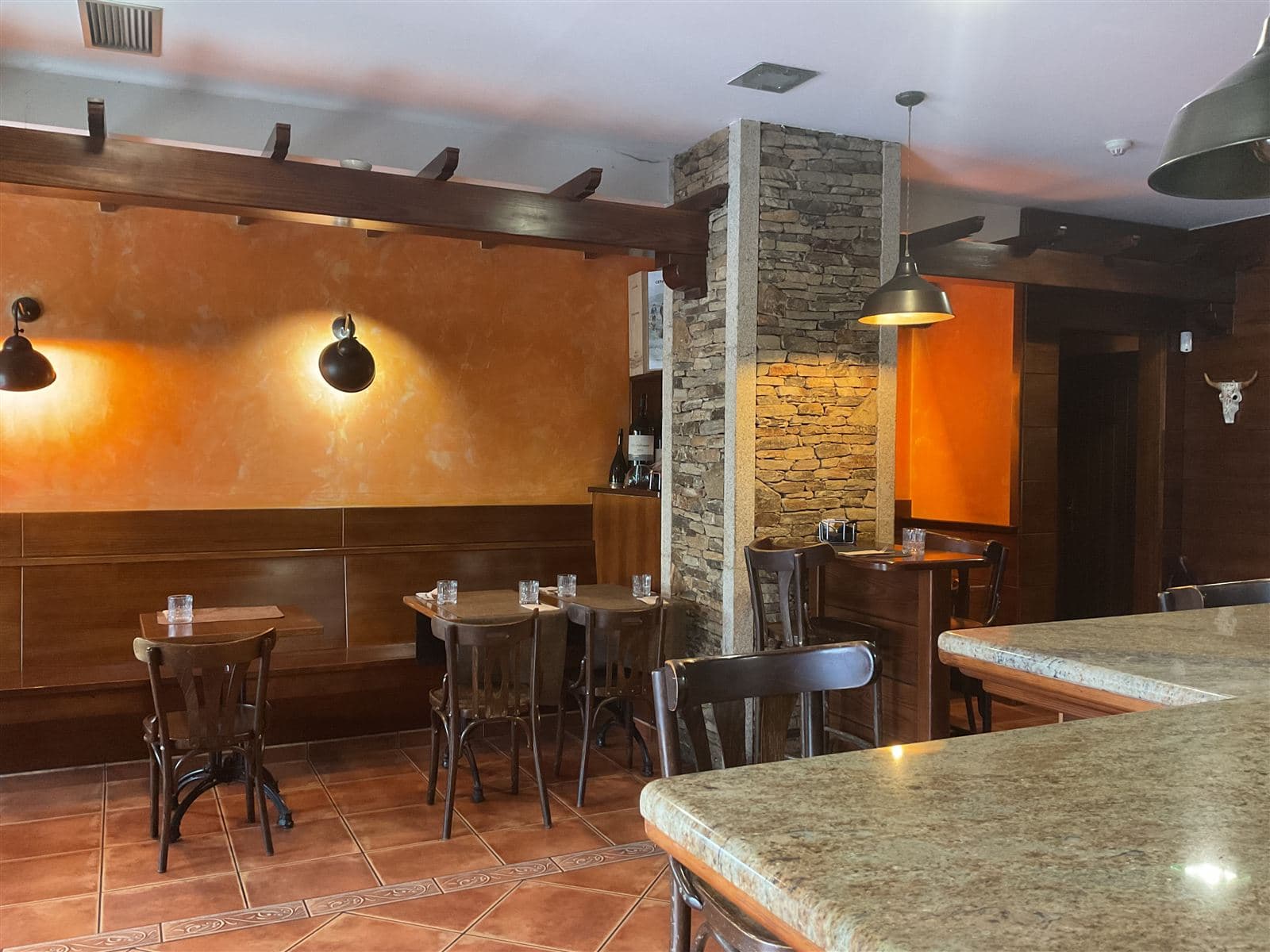 Zona de barra y mesas del Asador O Carmelo en Teo