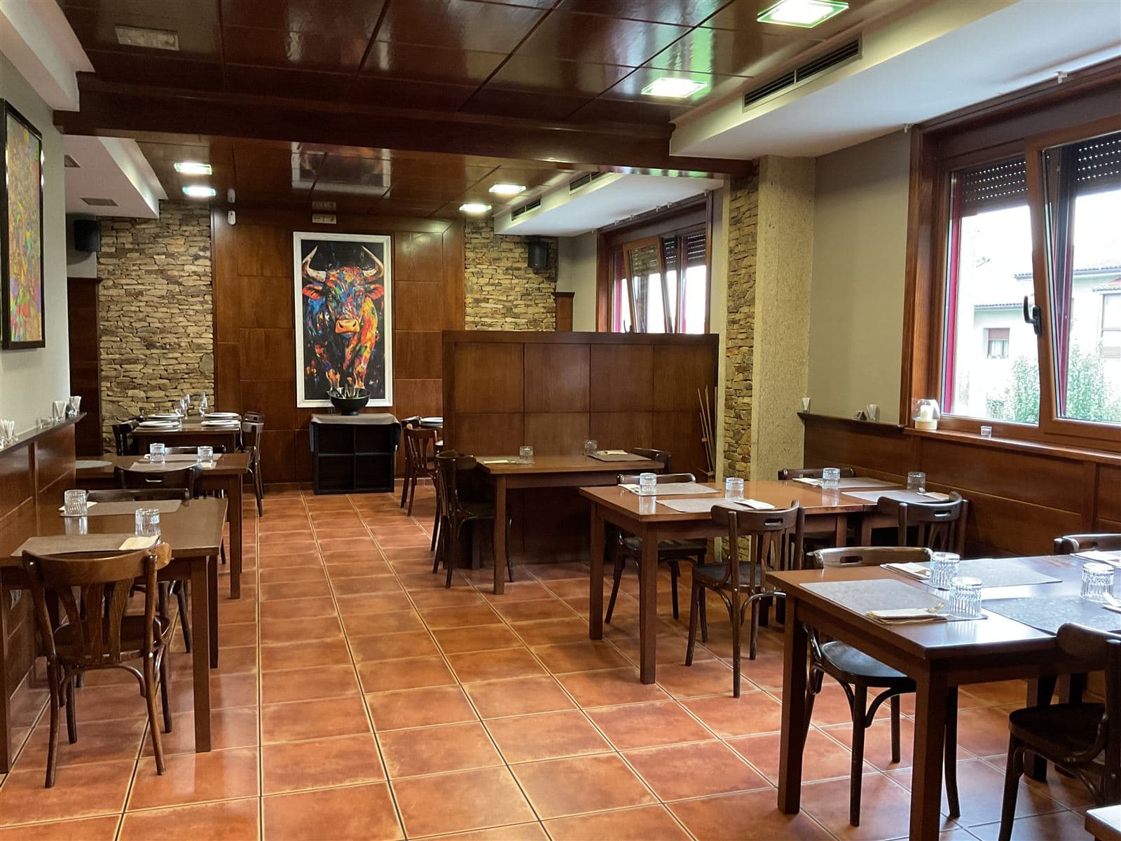 Amplio comedor del restaurante Asador O Carmelo en Teo