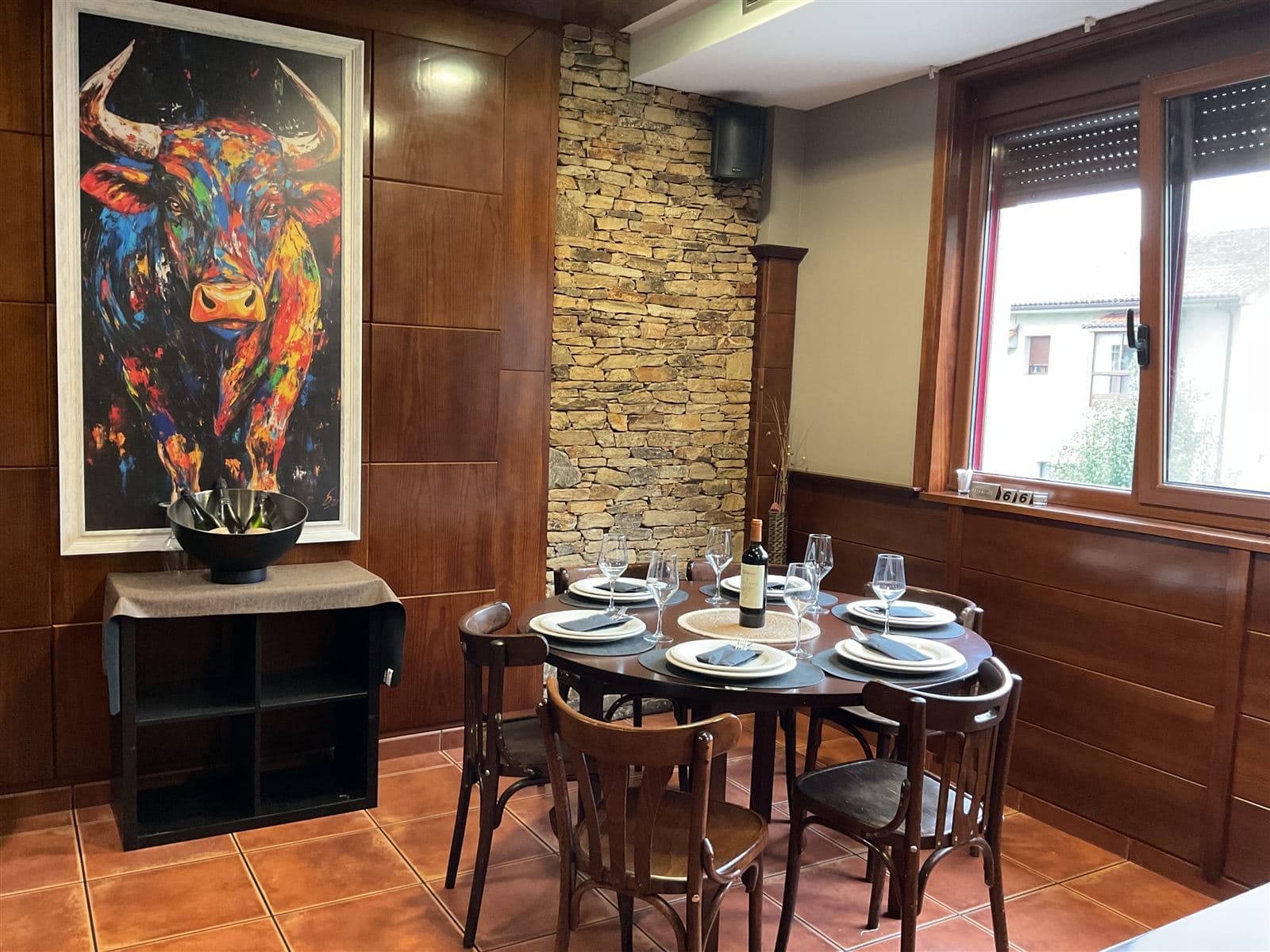 Mesa redonda para grupos en el comedor de Asador O Carmelo